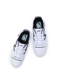 Weiße und schwarze Sneakers mit Obermaterial aus strukturiertem Leder, runder Zehenpartie und Schnürdesign; verfügen über ein Logo auf der Zunge und schwarze Akzente.
