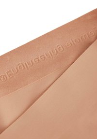 Nude tyg med en slät yta, som har en subtil prägling av logotypen. Bitten är rektangulär, med ena sidan matt och den andra slät.