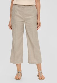 Beige cropped broeken van een lichte linnenmix, met een recht broekontwerp, riemlussen en een gladde textuur. Gecombineerd met versierde sandalen.