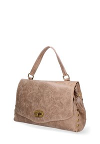 Borsa a tracolla in faux pelle marrone con chiusura a patta, dotata di hardware dorato e dettagli borchiati lungo un lato. La parte superiore è liscia con un motivo testurizzato.