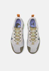 Nike Performance REACT WILDHORSE 8 - Scarpe da trail running - light iron ore/anthracite/lilac bloom/med olive/vapor green