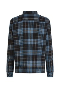 Camisa de franela a cuadros en negro y azul con mangas largas, cuello extendido y puños abotonados. Presenta un tejido texturizado y suave.
