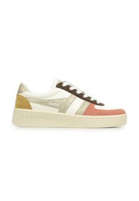 Sneaker con tomaia sintetica bianca, lacci marroni, dettagli dorati e un pannello in suede rosa e beige. Suola spessa di colore crema con dettagli testurizzati.