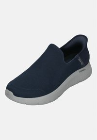 Marinefarbene Mesh-Slipper mit strukturiertem Obermaterial, runder Zehenpartie und weißer, gepolsterter Sohle. Mit Logo an der Seite und minimalistischem Design.