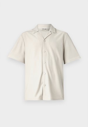 Kortärmad, ljus beige knapp-up skjorta med spetsig krage, ribbad textur och fem runda knappar framtill.
