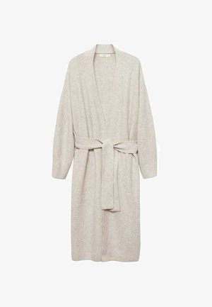 Bata de punto beige claro con cuello chal, mangas largas y cinturón en la cintura. Presenta un ajuste relajado y puños y dobladillo acanalados.