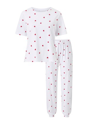 Witte pyjamaset met korte mouwen en een broek met elastische taille, versierd met kleine verspreide rode hartjespatronen.