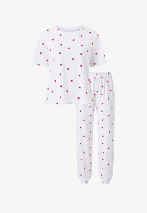 Witte pyjamaset met korte mouwen en een broek met elastische taille, versierd met kleine verspreide rode hartjespatronen.