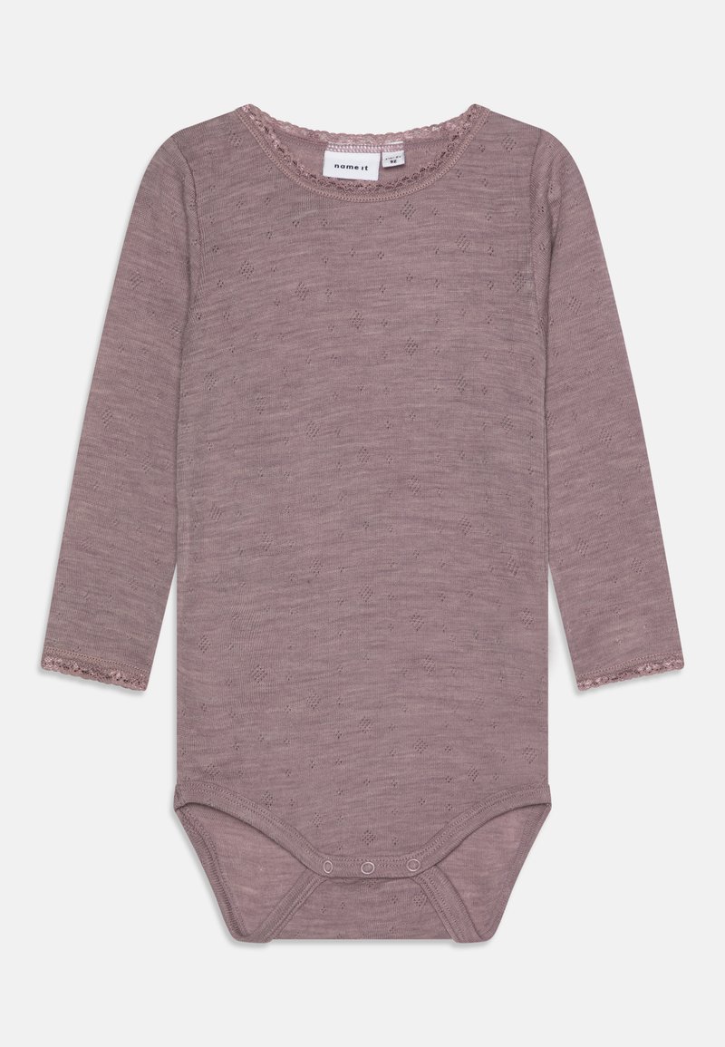Ilgų rankovių kūdikio bodysuit'as iš švelnios mauve spalvos medžiagos, su banguotu apykakle, tekstūruota raštu ir spaudžiamais uždarymais apačioje.