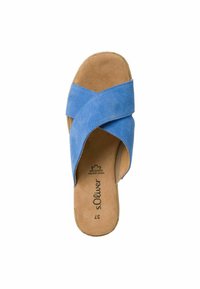 Sandale à glissière en daim bleu avec des lanières supérieures croisées, semelle intérieure rembourrée marron et semelle extérieure beige. Présente le logo de la marque sur la semelle intérieure.