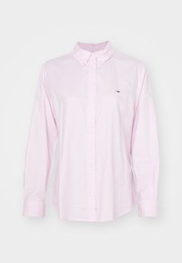 Camicia a maniche lunghe a righe rosa chiaro con colletto e bottoni bianchi. Presenta un piccolo logo sulla tasca sinistra del petto.