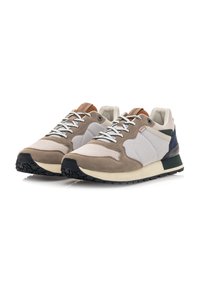 Zapatillas de hombre con una mezcla de ante gris y beige y malla, cordones blancos, detalles de cuero y una suela de goma negra texturizada.