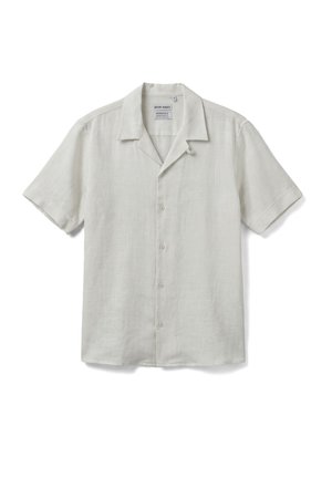 Camisa de lino gris claro de manga corta con cuello tipo camp, frente sin adornos y cinco botones en el centro.