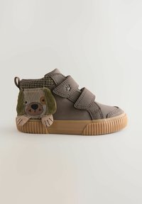 Szare buty wysokie na rzepy z dwoma paskami, gumowa podeszwa oraz pluszowy akcent w kształcie psa na pięcie w zielonych i beżowych teksturowanych materiałach.