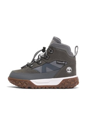 Grijze en bruine waterdichte Timberland wandelschoen met veterstop, gevoerde kraag en gestructureerde robuuste zool.