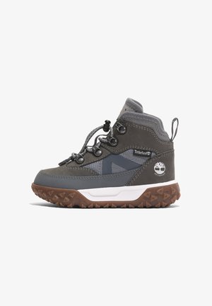 Botte de randonnée imperméable Timberland grise et marron avec fermeture à lacet, col rembourré et semelle robuste texturée.