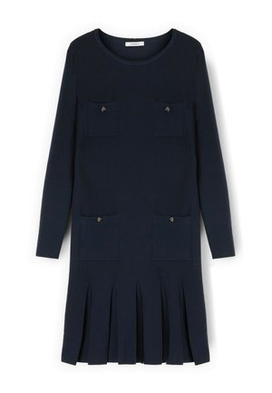 Tmavě modré šaty s dlouhými rukávy, kulatým výstřihem, čtyřmi kapsami se zapínáním na knoflíky a plisovaným zakončením sukně.
