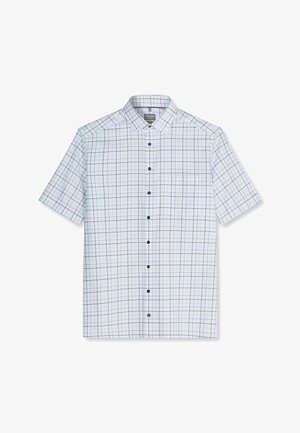Camicia bianca a maniche corte con bottoni, motivo a griglia blu e nero e taschino sul petto, stesa su sfondo bianco.