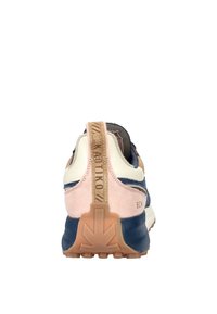 Bunt gefärbter Sneaker mit einem Obermaterial aus blauem und rosa Wildleder, weißen Akzenten, einer strukturierten Sohle und einem markanten Logo an der Ferse.