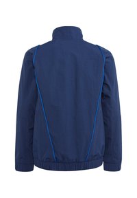 Marineblaues Windbreaker-Jacke mit hohem Kragen, elastischen Bündchen und kontrastierenden blauen Nähten entlang des Rückens und der Seiten.