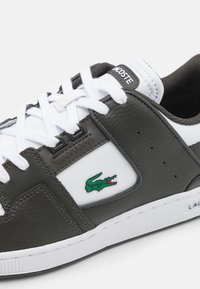 Lacoste COURT CAGE  224 - Zapatillas - dark green/white