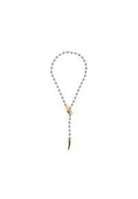 Srebrny naszyjnik z koralikami z złotym akcentem i zawieszką w kształcie pazura. Design jest wydłużony z wiszącym detalem.