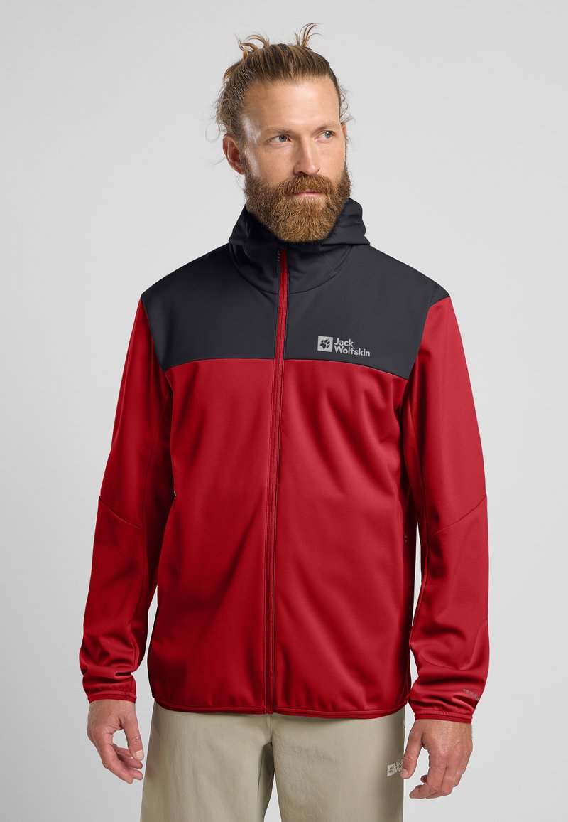 Rood en zwarte zipjack met capuchon, gemaakt van gladde stof. Logo op de borst, lange mouwen met elastische manchet, lichtgewicht ontwerp.