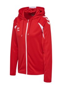 Hoodie de sport rouge à fermeture éclair avec des chevrons blancs sur les épaules, des accents blancs sur les côtés, des cordons de serrage et un logo de marque sur la poitrine.