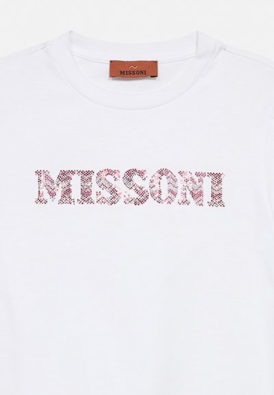 T-shirt blanc à col rond avec étiquette de marque Missoni marron et logo Missoni écrit en strass rouges et roses sur la poitrine.