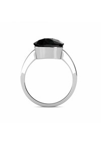 Silberner Ring mit einem sechseckigen schwarzen Stein in der Mitte, mit einem polierten Band und einem geometrischen Design. Glatte Textur und minimalistischer Stil.