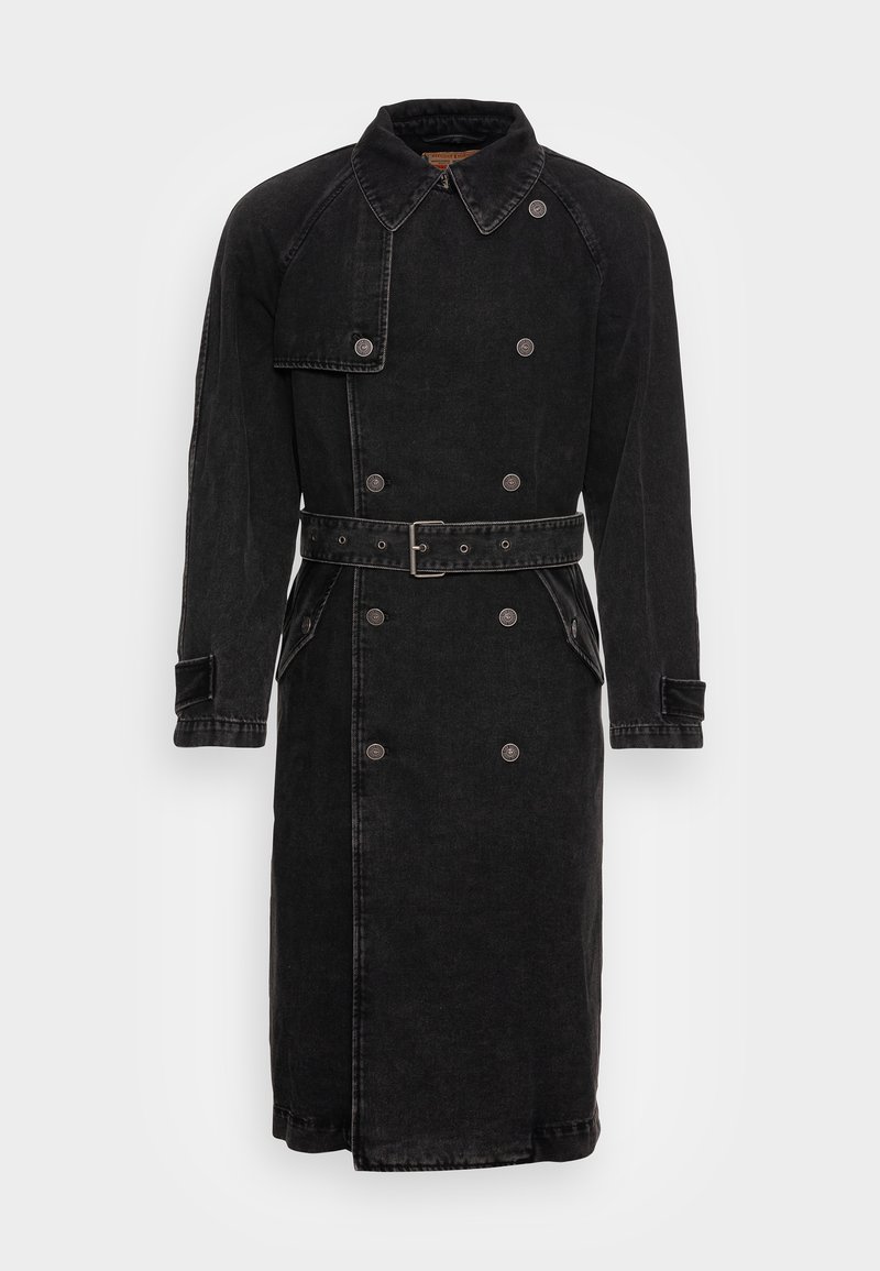 Cappotto lungo in denim nero con chiusura doppiopetto, grande colletto e cintura coordinata. Presenta bottoni metallici e tasche laterali.