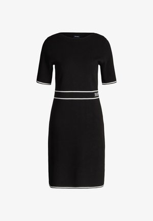 Sort strikket kjole med korte ermer, med hvit horisontal stripe ved midjen og hvite detaljer ved ermene, laget av et mykt stoff.