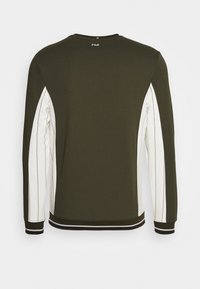 Camisa de manga larga verde oscura con paneles laterales a rayas blancas, puños y cuello acanalados. La vista posterior muestra el logo de FILA en la parte superior.