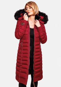 Parka rossa imbottita con cappuccio bordato in pelliccia, dotata di zip frontale, tasche laterali e texture a canali.