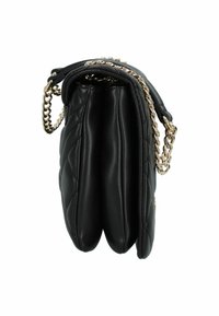 Borsa a mano in pelle nera con un design trapuntato, dotata di una tracolla in metallo dorato e forma rotonda. Presenta una finitura liscia e una silhouette strutturata.