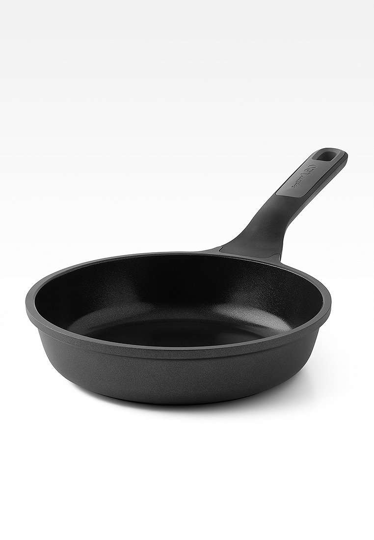 Padella antiaderente nera con base rotonda, interni lisci e un lungo manico con impugnatura testurizzata e un foro per appenderla.