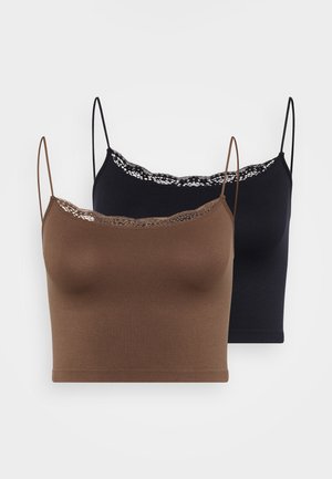 To camiser: en brun og en svart. Begge har tynne stropper og en blonderkant langs halsen. Myk, elastisk stoff.