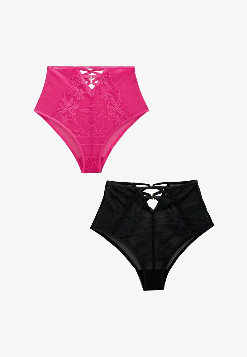 Twee hoog getailleerde kanten slipjes in roze en zwart, met bloemmotieven en gekruiste banddetails op de voorkant van de tailleband.