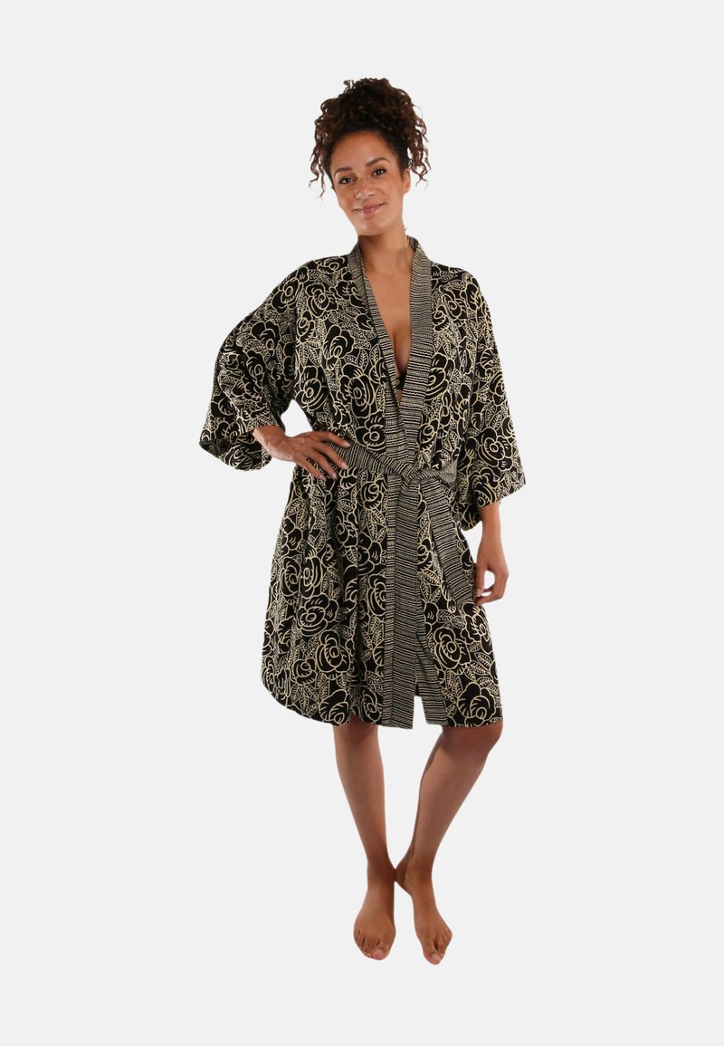 Zwarte fleurige kimono-jas met brede mouwen en een bijpassende strikceintuur; beschikt over witte bloempatronen en een gestructureerde zwart-wit rand.