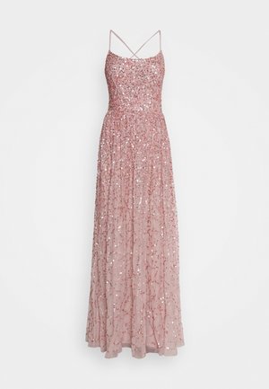 Abito lungo rosa con paillettes, spalline sottili incrociate e corpetto aderente, con gonna fluente e scintillante.