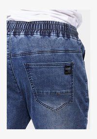 Seleccionado, azul med medium blue