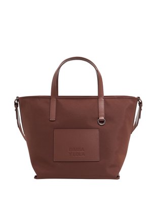 Sac cabas marron avec doubles anses, bandoulière amovible et patch avant embossé du logo "BIMBA Y LOLA".