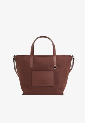 Sac cabas marron avec doubles anses, bandoulière amovible et patch avant embossé du logo "BIMBA Y LOLA".