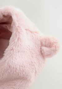 Rosa faux fur produkt med blød tekstur, afrundet form og to små, afrundede ører. Indvendigt vises et glat stoffor. 