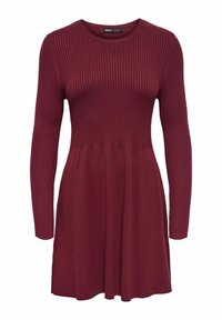 Robe en tricot côtelé bordeaux avec des manches longues, un col rond, un buste ajusté et une jupe évasée. Texture douce et design décontracté.
