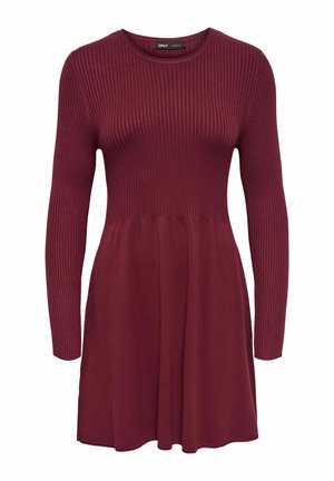 Robe en tricot côtelé bordeaux avec des manches longues, un col rond, un buste ajusté et une jupe évasée. Texture douce et design décontracté.