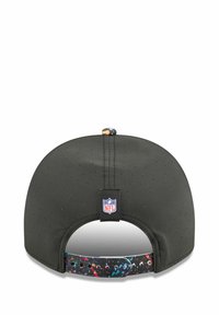 Casquette de baseball noire avec un design perforé. L'arrière présente un motif éclaboussé multicolore sur la sangle réglable et une étiquette de logo.