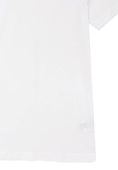 T-shirt bianco in cotone con maniche corte, taglio dritto e una piccola etichetta in basso a destra. Texture liscia, design minimal.