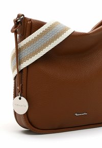 Borsa a spalla in pelle marrone con superficie testurizzata, dotata di una tracolla in tessuto a righe beige e grigio, e un accento metallico con marchio.
