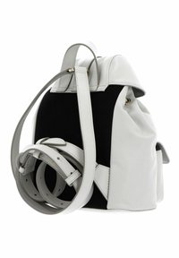 Zaino in pelle bianca con base in tessuto nero. Caratteristiche includono una forma arrotondata, spallacci regolabili e chiusura con coulisse. Accenti in metallo dorato.